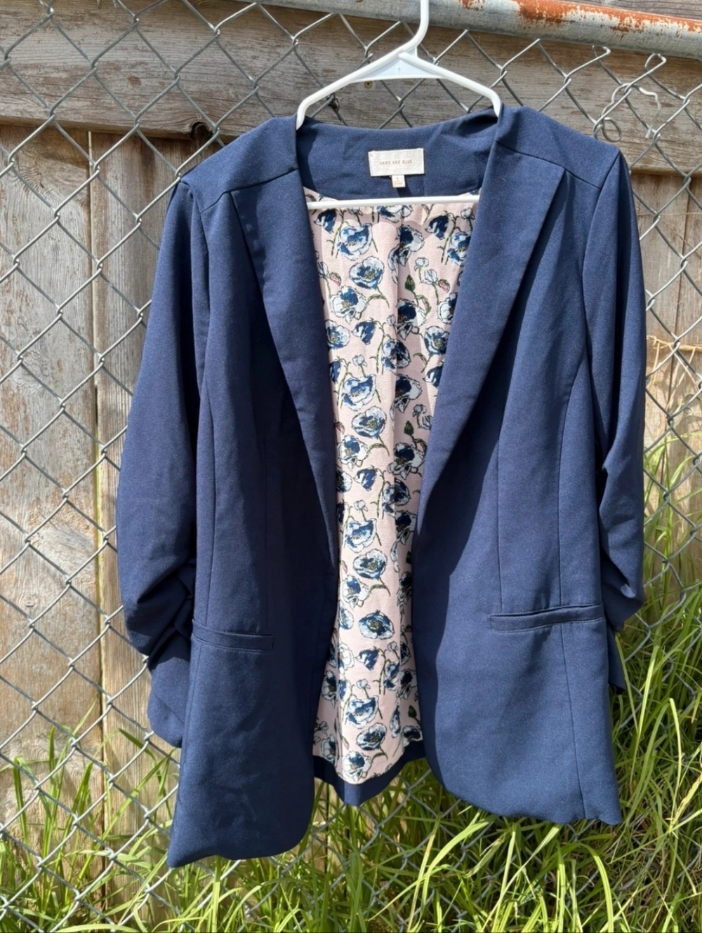 Cute navy blazer, perfect for spring in the office!